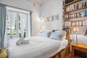 4 Schlafzimmer, Schreibtisch, Bügeleisen/Bügelbrett, Reisekinderbett