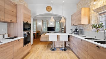 Réfrigérateur, micro-ondes, four, plaque de cuisson