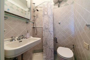 Dusj, hårføner, håndklær og såpe