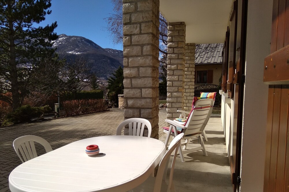 Furnished apartment ground floor of villa Guillestre