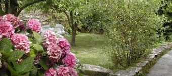 Maison de pêcheur dans jardin clôs