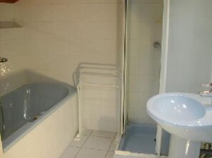 浴缸、風筒、提供毛巾