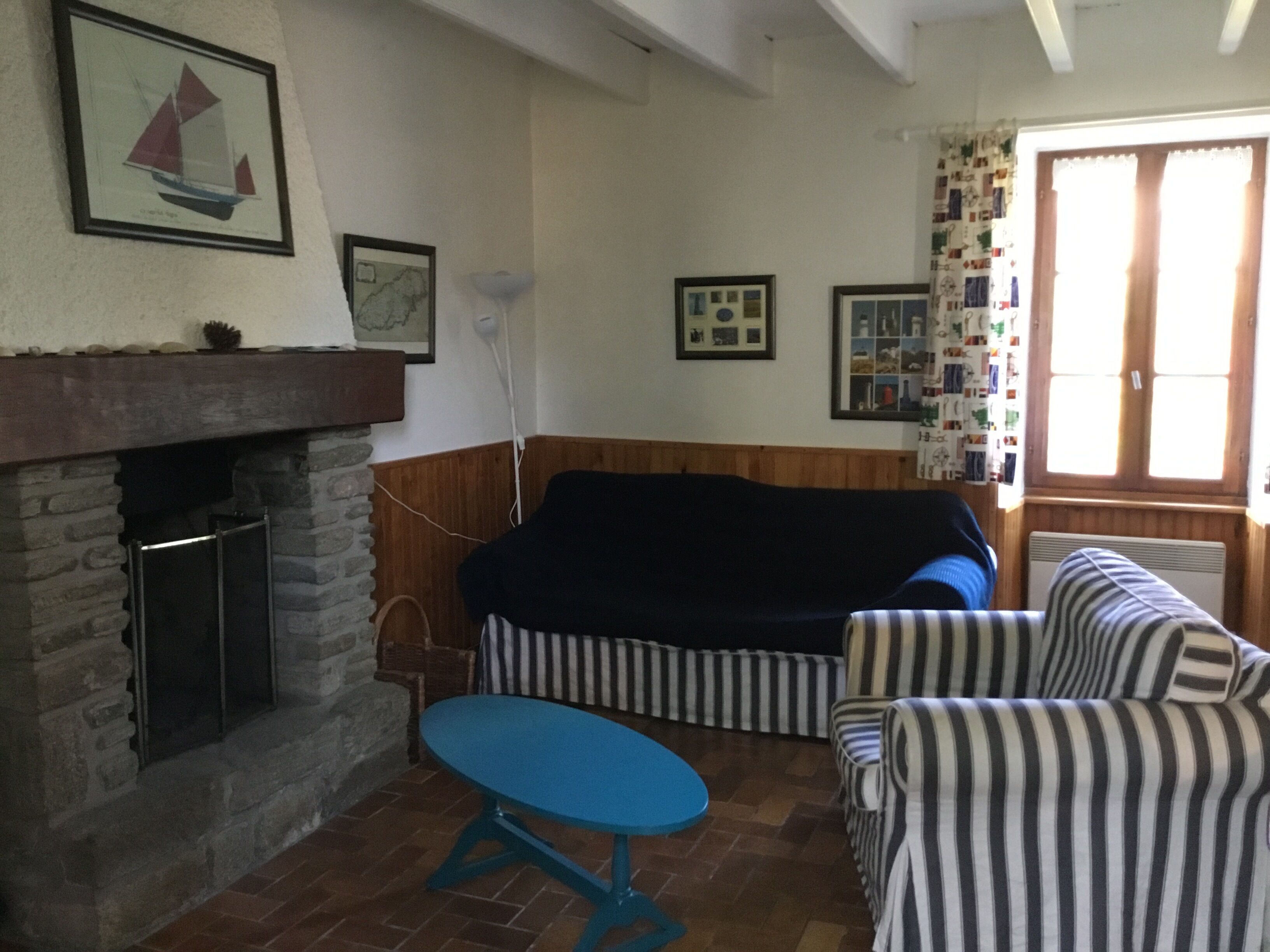 Télévision, cheminée, lecteur de DVD