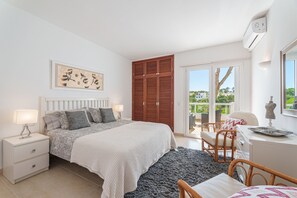 2 bedrooms, iron/ironing board, travel cot, WiFi