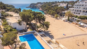 Un hôtel en bord de mer doté d’une piscine, d’un accès à la plage et d’une architecture méditerranéenne.