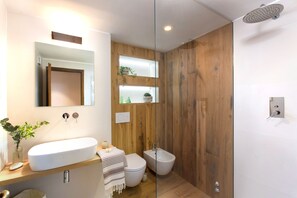 Doccia, asciugacapelli, bidet, asciugamani