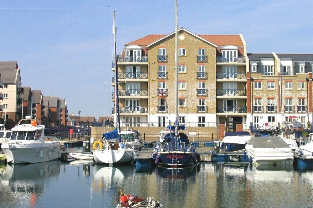 Fabulously Located Marina Apartment - Superb Waterside Views from every window.