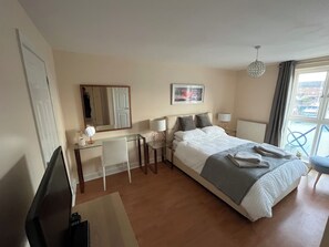 2 habitaciones, insonorización y tabla de planchar con plancha 
