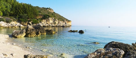 Plage, chaises longues, serviettes de plage