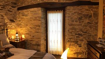 2 slaapkamers, een strijkplank/strijkijzer, reisbedje, wifi