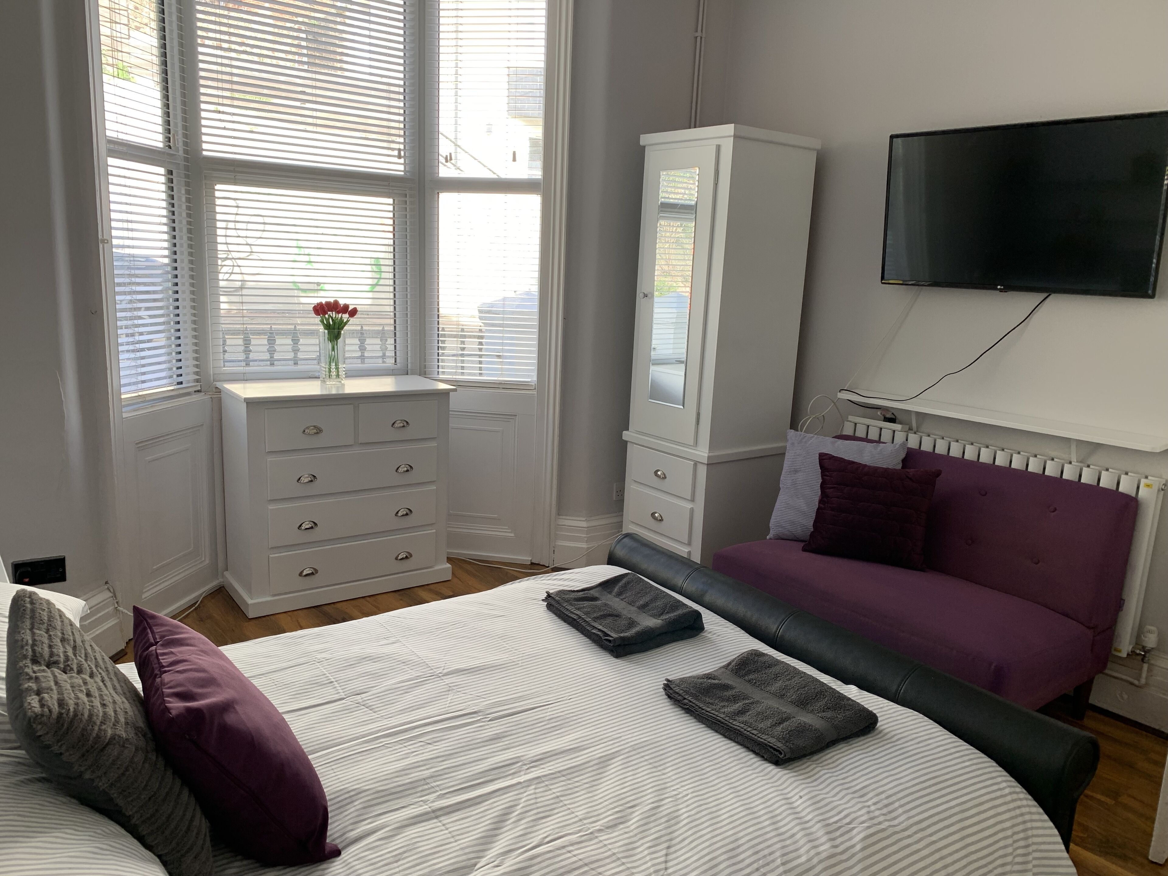 4 bedrooms, iron/ironing board, WiFi (free), bed sheets