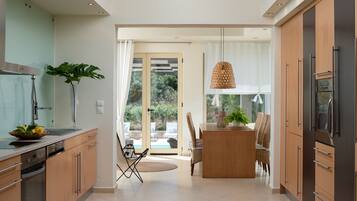 Fridge, oven, stovetop, dishwasher