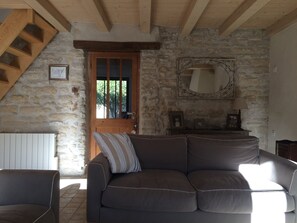 Smart TV, fireplace, DVD player, books - Charm and comfort in a renovated house rétaise (Saint-Clément-Des-Baleines)