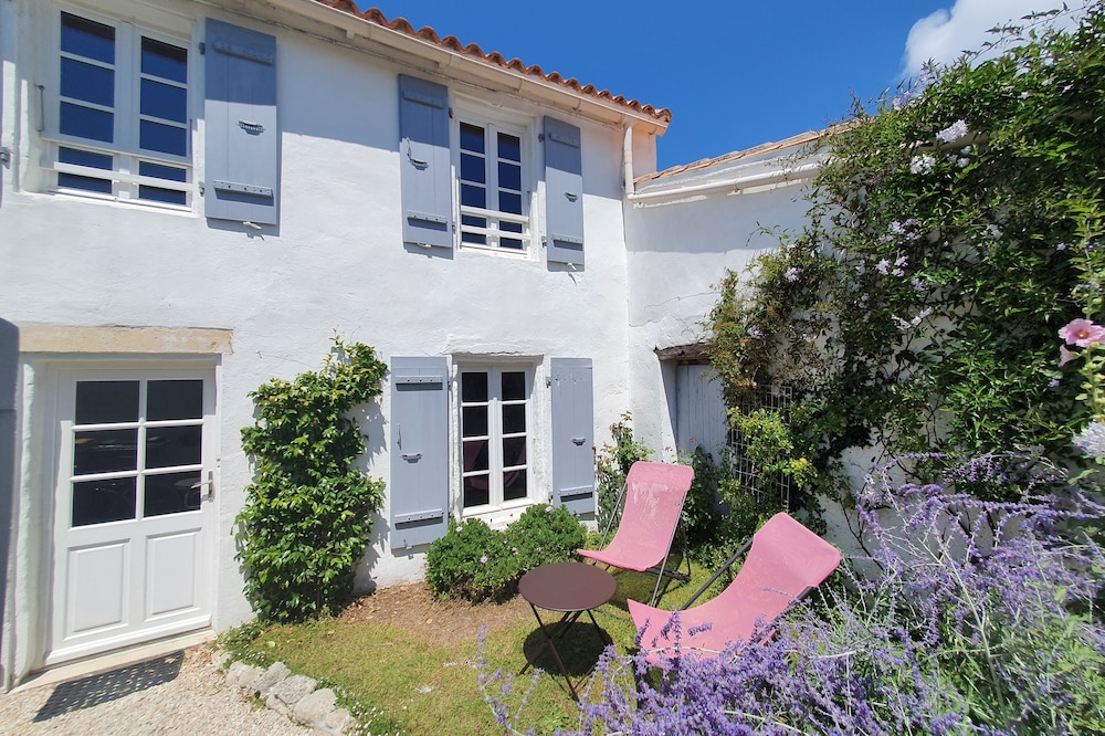 Charm and comfort in a renovated house rétaise