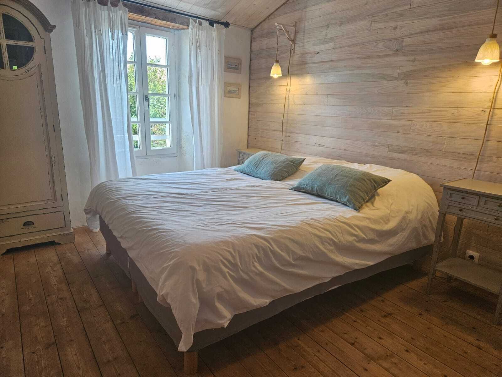 2 bedrooms, desk, iron/ironing board, travel crib