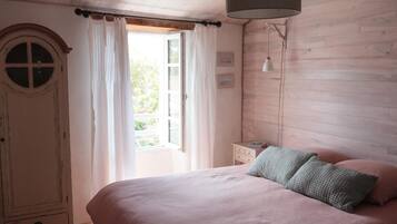 2 bedrooms, desk, iron/ironing board, travel crib