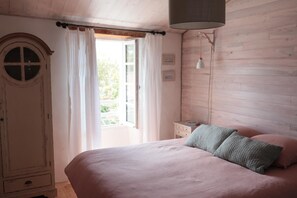 2 bedrooms, desk, iron/ironing board, travel crib