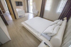 3 habitaciones, tabla de planchar con plancha, wifi y ropa de cama