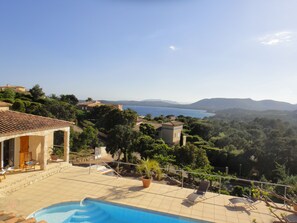 Utendørsbasseng og et oppvarmet basseng