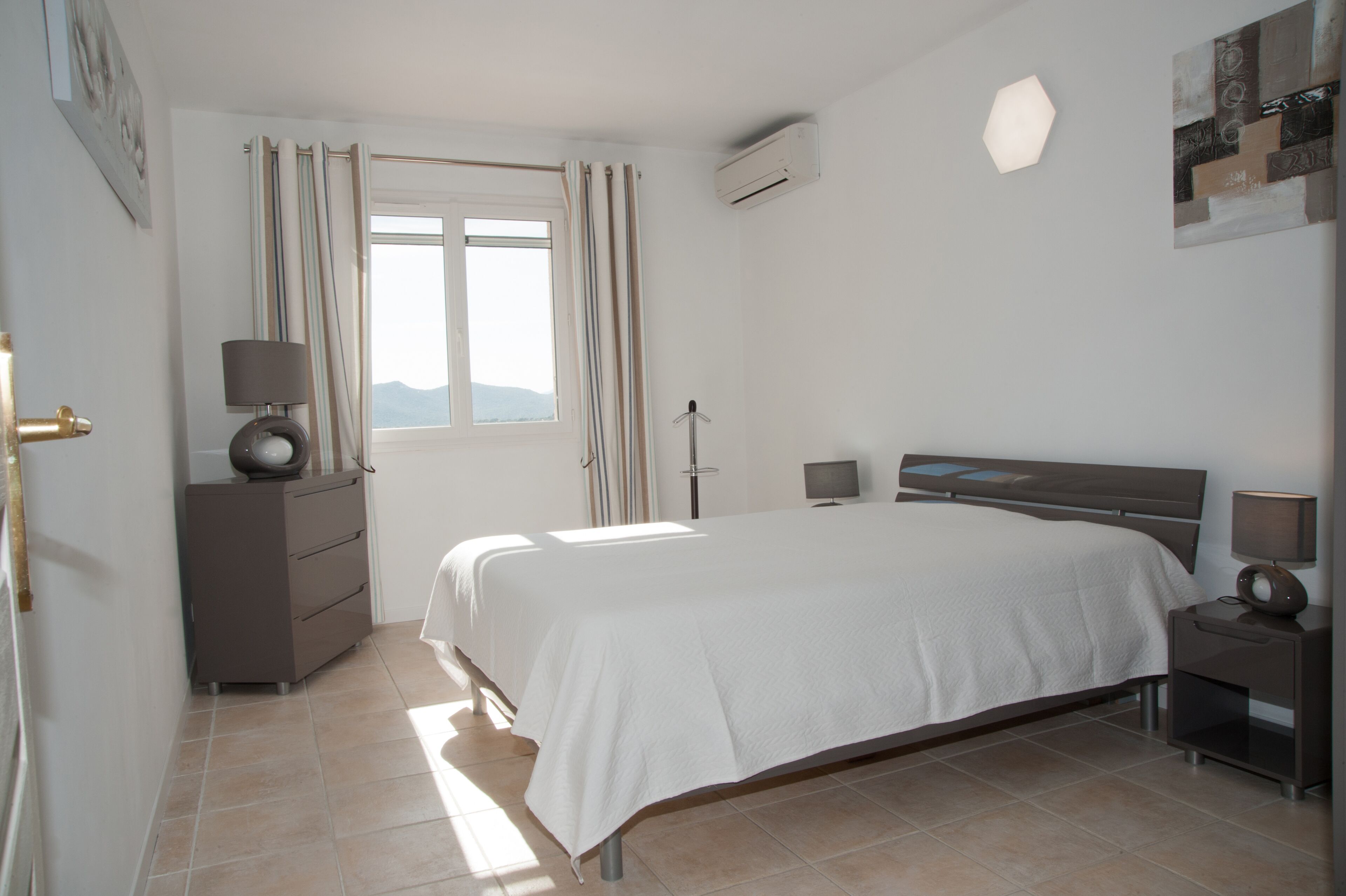 4 chambres, coffres-forts dans les chambres, fer et planche à repasser