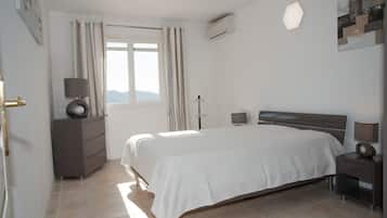 4 chambres, coffres-forts dans les chambres, fer et planche Ă repasser