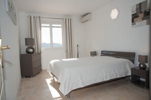 4 soverom, safe på rommet, strykejern/-brett og reiseseng for barn