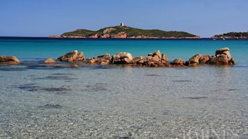 Playa en los alrededores y toallas de playa