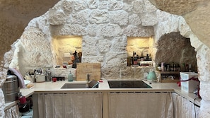 Frigorífico, horno, placa de cocina y lavavajillas