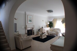 TV, lareira, DVD player, livros