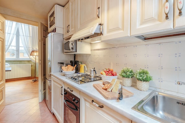 Réfrigérateur, micro-ondes, four, lave-vaisselle