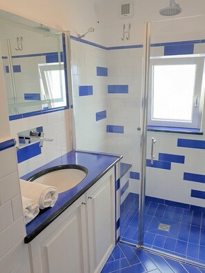 Shower, towels - Villa Volare: A splendid villa with the fascination of the typical and ancient mediterranean houses, with Free WI-FI. (Praiano)