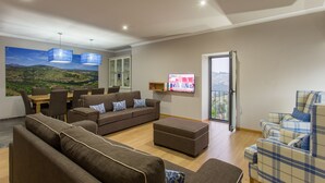 Villa, 5 soverom, privat basseng | Oppholdsrom | Flatskjerm-TV