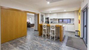 Villa, 5 soverom, privat basseng | Eget kjøkken | Kaffetrakter/tekoker, kjøleskap, mikrobølgeovn og ovn