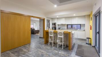 Villa, 5 Bedrooms, Private Pool | Dapur peribadi | Peti sejuk/penyejuk beku saiz penuh, ketuhar gelombang mikro, dapur