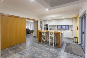 Villa, 5 habitaciones, piscina privada | Cocina privada | Frigorífico grande, microondas, placa de cocina y lavavajillas