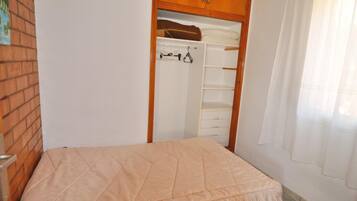 2 bedrooms, iron/ironing board, Internet