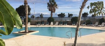 Modern appartement met twee verdiepingen direct aan het strand met zwembad, terras en tennisbaan