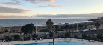 Modern appartement met twee verdiepingen direct aan het strand met zwembad, terras en tennisbaan