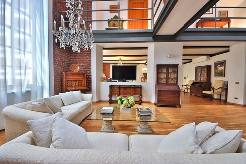 Loft by KlabHouse w/3BDRM+3BTH+Jacuzzi and Parking near Fond. Prada 