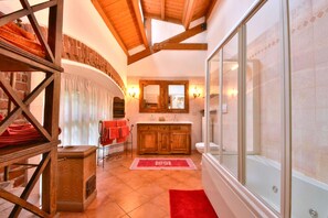 Combined shower/bathtub, jetted bath, hair dryer, bidet - Loft by KlabHouse w/3BDRM+3BTH+Jacuzzi and Parking near Fond. Prada  (Milano)