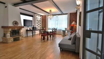 Smart TV, caminetto, studio, stampante