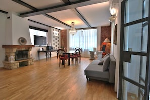 Smart TV, caminetto, studio, stampante