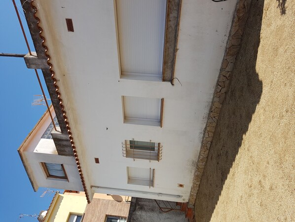 A white building with multiple windows and a tiled roof. - HOLIDAY RENTAL HOUSE WITH GARDEN IN PALAMOS (Palamos)