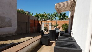 An outdoor patio area with a seating arrangement and a pergola. - HOLIDAY RENTAL HOUSE WITH GARDEN IN PALAMOS (Palamos)