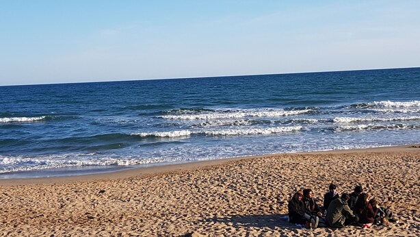 A beach with people sitting on the sand near the water. - HOLIDAY RENTAL HOUSE WITH GARDEN IN PALAMOS (Palamos)