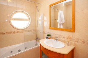 Bathtub, hair dryer, towels, shampoo - Flat Alfarroba OCV - 5min Downtown (Albufeira)