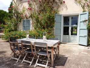 Outdoor dining - Charming and quiet private villa on large property with pool, sauna and gym (Felanitx)