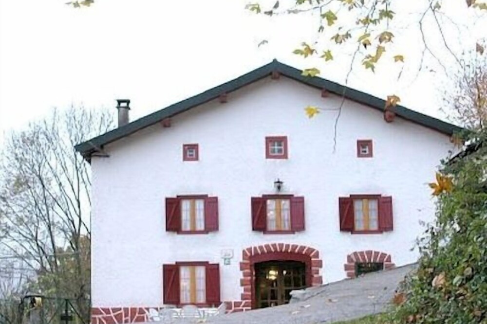 Caserío rural para 13 personas con wifi, chimenea y calefacción en Luzaide