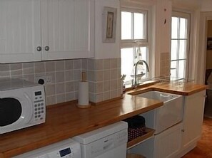 Fridge, microwave, oven, stovetop - House within Conwy Castle Walls (Conwy)