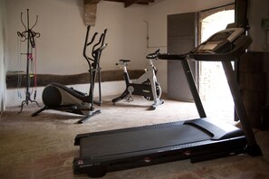 Fitness facility - Charming Farmhouse with Pool, Stunning Views & 10 Minute Walk to Village Centre (Radicondoli)